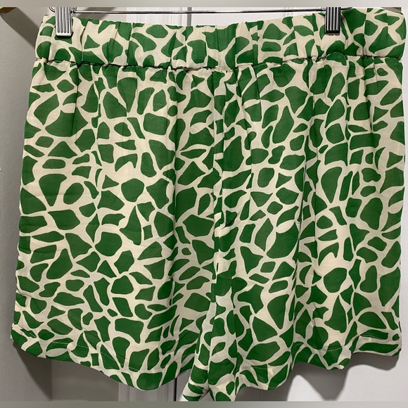 Dynamite Printed shorts NWOT - Picture 2 of 2